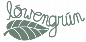 logo von löwengrün, geschwungener Schriftzug mit einem Blatt