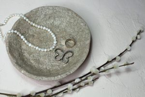 Schmuckschale aus Altpapier mit Deko