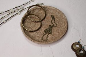 Schmuckschale aus Altpapier in terra cotta mit Deko