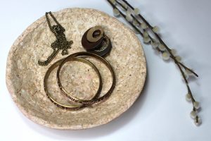 upcycling Schmuckschale aus alter Raufasertapete mit Deko
