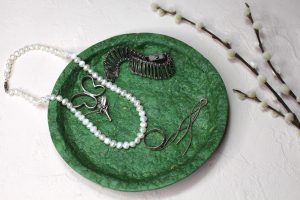 Schmuckschale aus Altpapier in grün mit Deko