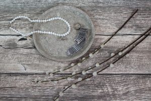 Schmuckschale grau von oben, mit Deko