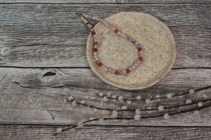 Schmuckschale in beige/ Holztönen mit Kette