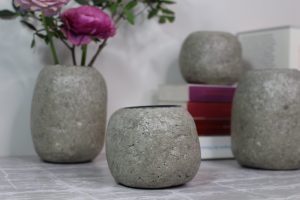 kleine graue Vase aus Altpapier mit Deko