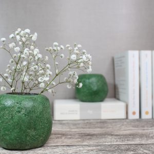 kleine grüne Vase mit Schleierkraut