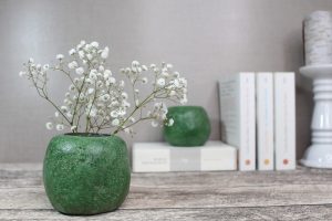 kleine grüne Vase mit Schleierkraut