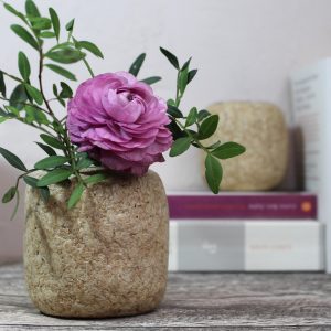 kleine Vase aus Pappmaché mit großer Blume