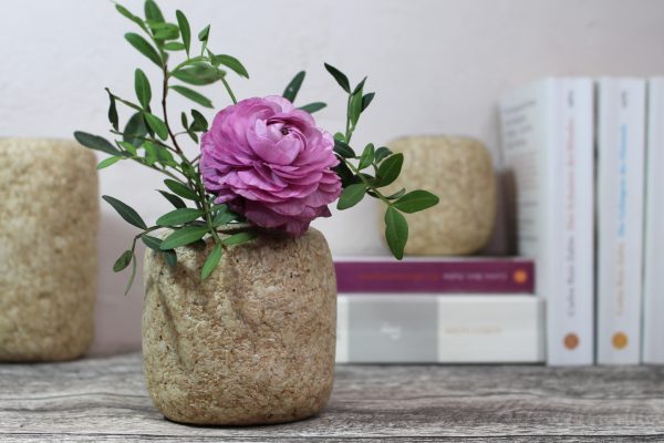 kleine Vase aus Pappmaché mit großer Blume