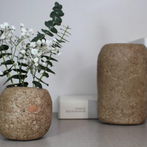kleine Vase, Farbe terra cotta, dekoriert mit Schleierkraut und Eukalyptus