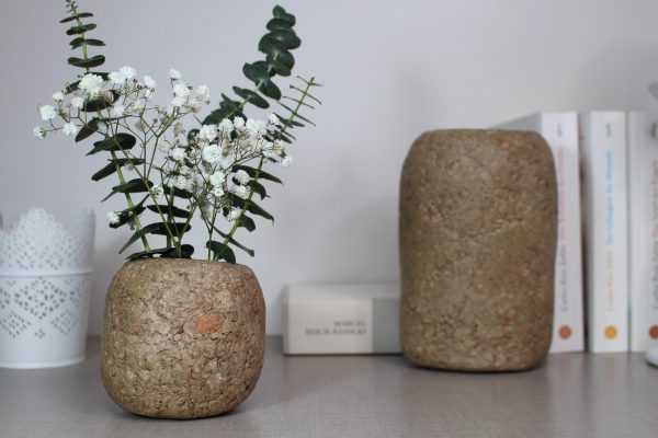kleine Vase, Farbe terra cotta, dekoriert mit Schleierkraut und Eukalyptus