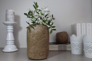 große Vase aus Altpapier