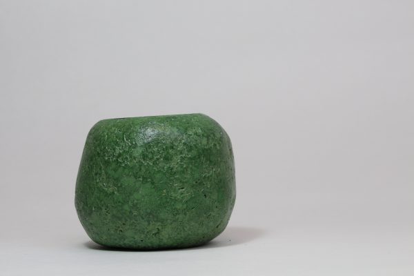kleine Vase aus grünen Altpapier