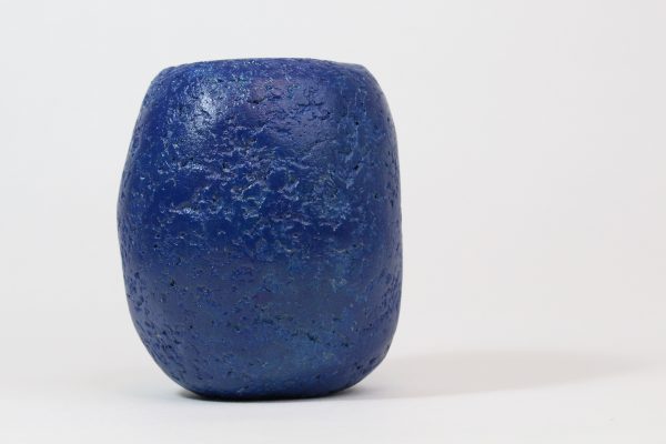 mittelgroße Vase aus Altpapier in blau