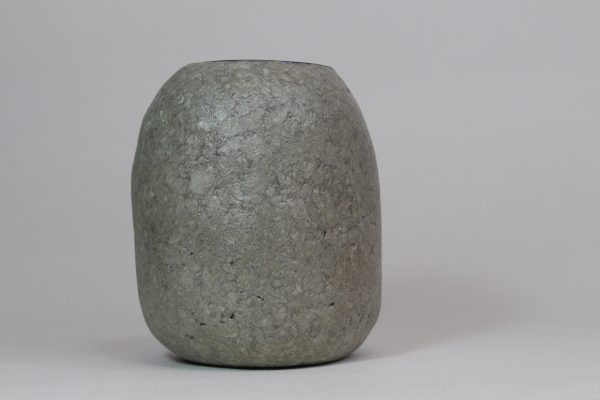 mittelgroße graue Vase aus Altpapier