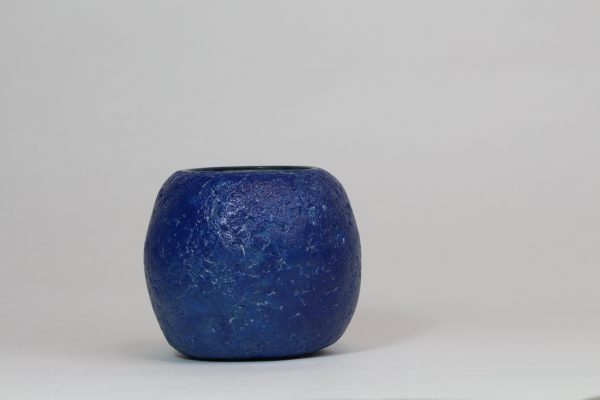 kleine Upcycling Vase aus Altpapier, blau