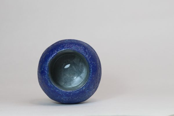 blaue Vase aus Pappmaché und Glas