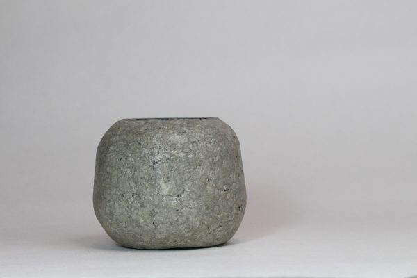 Vorderansicht kleine graue upcycling Vase