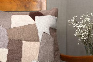 Details braune Kissenhülle aus Wollpulloverresten