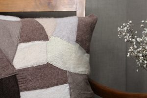 Detaillierte Ansicht Vorderseite Kissenhülle, verschiedene Brauntöne