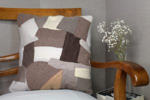 upcycling Kissenhülle in braun aus Wollpulloverresten