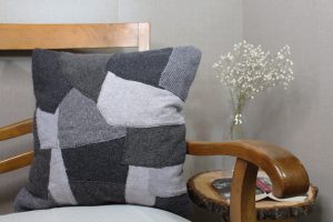 Kissenhülle grau Vorderseite mit Deko