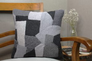 Kissenhülle Vorderseite grau mit Applikation Haus