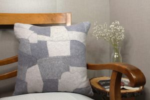 Kissenhülle hellgrau mit Applikation