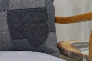 Herzapplikation bei dunkelgrauen upcycling Kissen