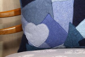 Herzapplikation auf blauer upcycling Kissenhülle