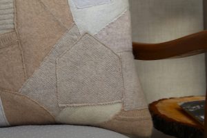 Kissenhülle hellbraun mit Applikation