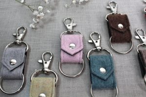 upcycling Schlüsselanhänger grau, gelb, rosa, Türkis Brauch