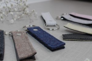 Schlüsselanhänger einfach aus Fahrradschlauch und Wollpullovern