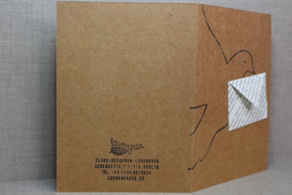 upycling Grußkarte, gestempelte Brieftaube mit kleinem Briefumschlag in Schnabel