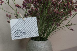 upcycling Briefumschlag Marienkäfer an Blumenstrauß