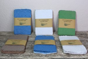 Handgeschöpftes recyceltes Papier mit Büttenrand