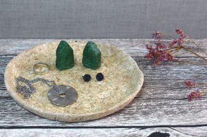 Schmuckschale mit grünen Häusern